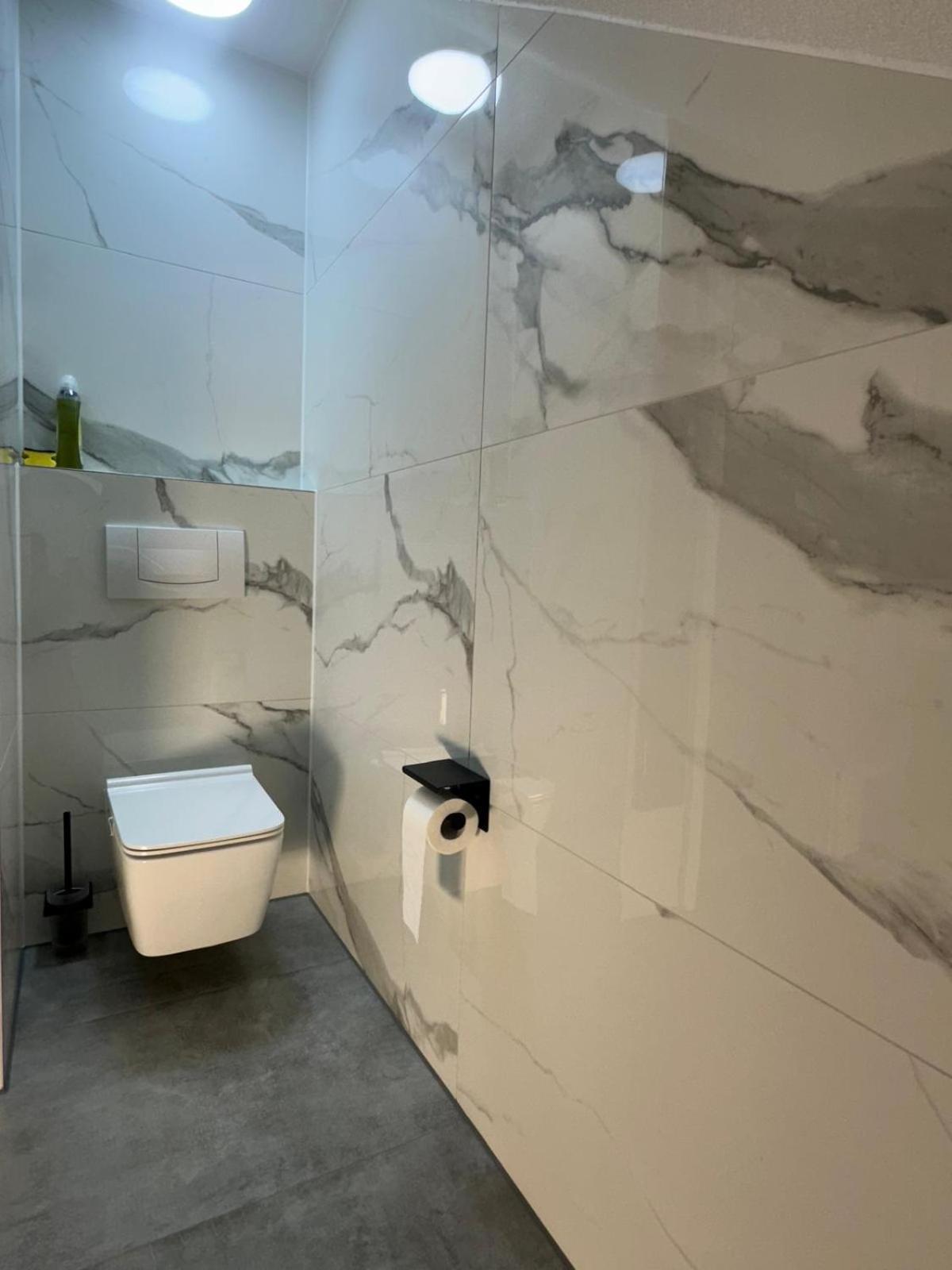 Flexible, Schoene Und Gut Aussehende Feriensuite Ройтлинген Экстерьер фото